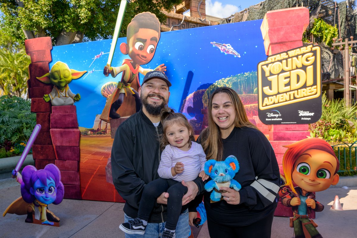 DisneyParks's tweet photo. May the 4th has returned! Check out the Disney Parks Blog for 10 ways to celebrate @StarWars, both in our parks and at home! #MayThe4thBeWithYou #StarWarsDay 💫 https://t.co/NklEaXGa00 https://t.co/1hs6IvqCxg