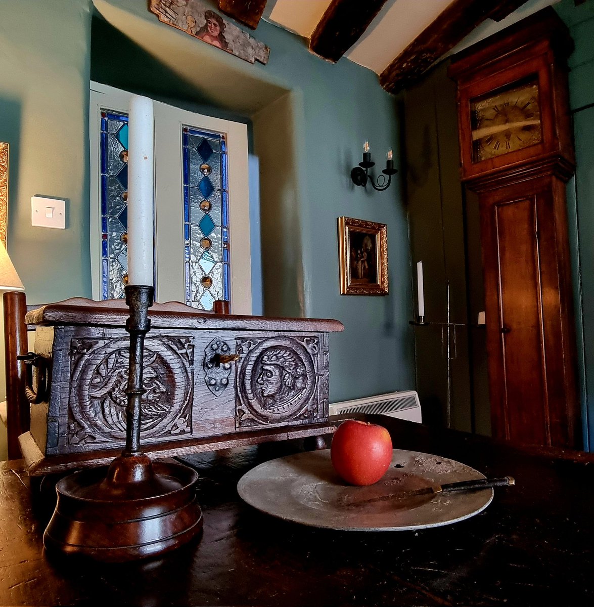 HoltAntiquesLtd's tweet photo. Sod modernity. Happy to go back in time here in Walsingham at the antiques dealer's cottage, aka my home...
#longcase
#candlestick
#antique #antiques #tabletopbox #casket #16thC #antiquepewter #tudorperiod #eatingapples #home #homeiswheretheheartis #Walsingham #norfolk https://t.co/mQn58H0gmM