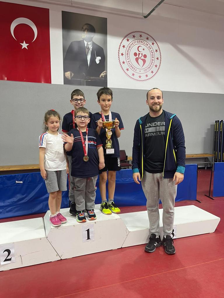 BkYalova's tweet photo. İlimizde düzenlenen Minikler Masa Tenisi müsabakalarında okulumuz minik erkekler kategorisinde hem ferdi hem takım halinde il https://t.co/MCztea9uvo olmuştur, oyuncularımızı kutluyoruz👏🏓🥇🏆
@bahcesehir_k12 @TrkErsen @tezel_berrak @mesutcaglarr
#BahçeşehirKoleji❤💙 https://t.co/glktGJ4mtF