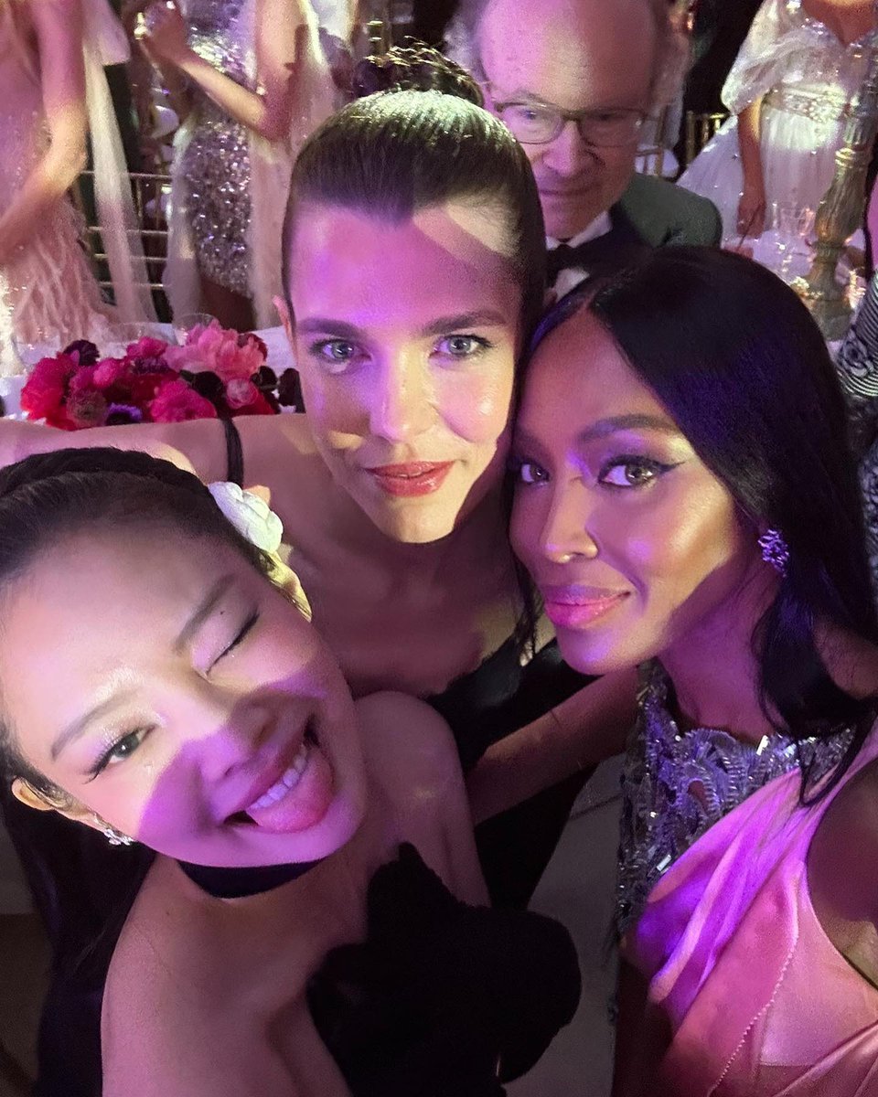 NEWSJENNlE's tweet photo. 📸 230505 #JENNIE with Naomi Campbell and Charlotte Casiraghi at the Met Gala https://t.co/HRnaBYL2Kz