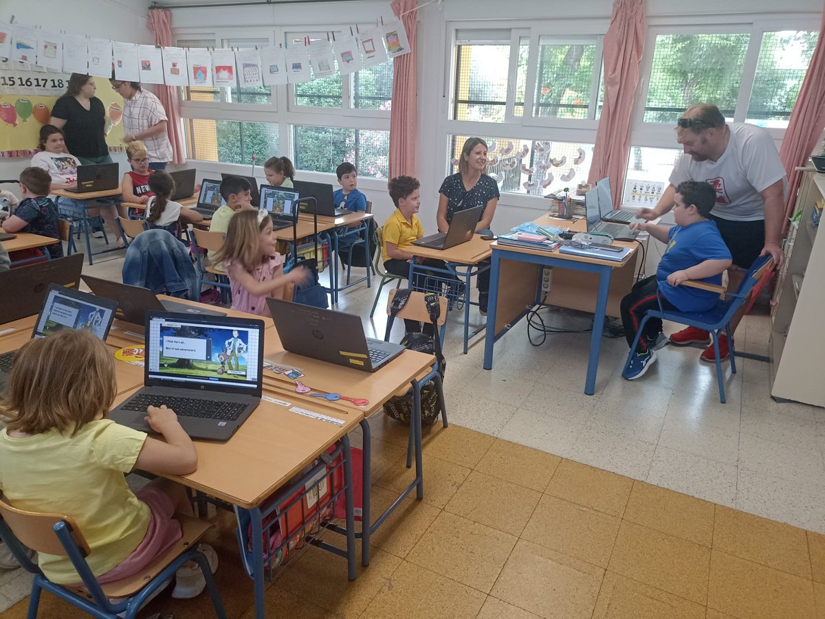 CEIPMditerraneo's tweet photo. Jornada digital en primero. Algunos niños del Aula específica tb. Cosas bonitas que pasan. Gracias a todos los que habéis colaborado🥰🥰 https://t.co/kRGNla4Efz