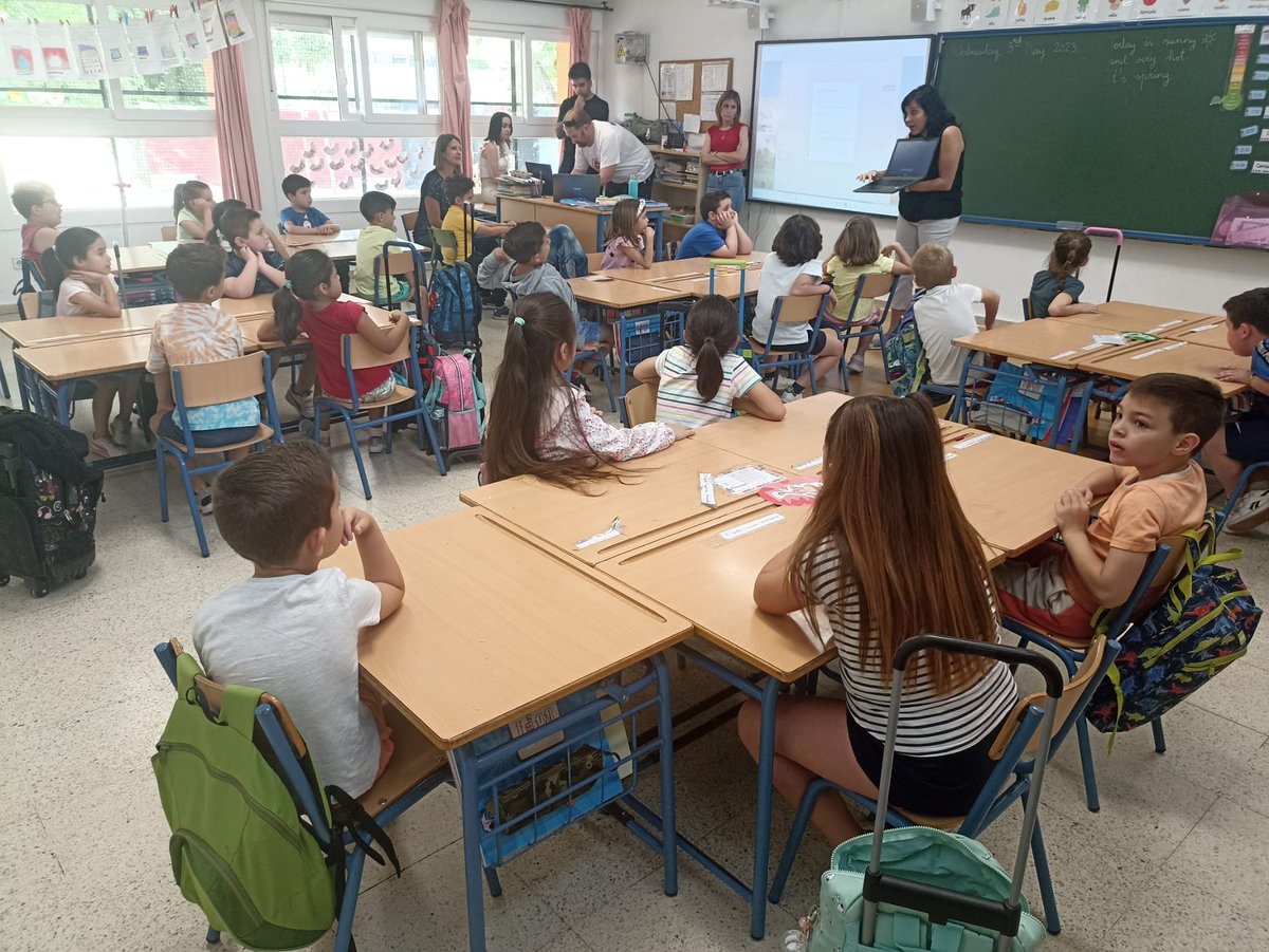 CEIPMditerraneo's tweet photo. Jornada digital en primero. Algunos niños del Aula específica tb. Cosas bonitas que pasan. Gracias a todos los que habéis colaborado🥰🥰 https://t.co/kRGNla4Efz