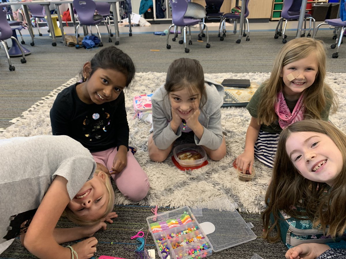 We had SO much fun making friendship bracelets today during lunch! 💙