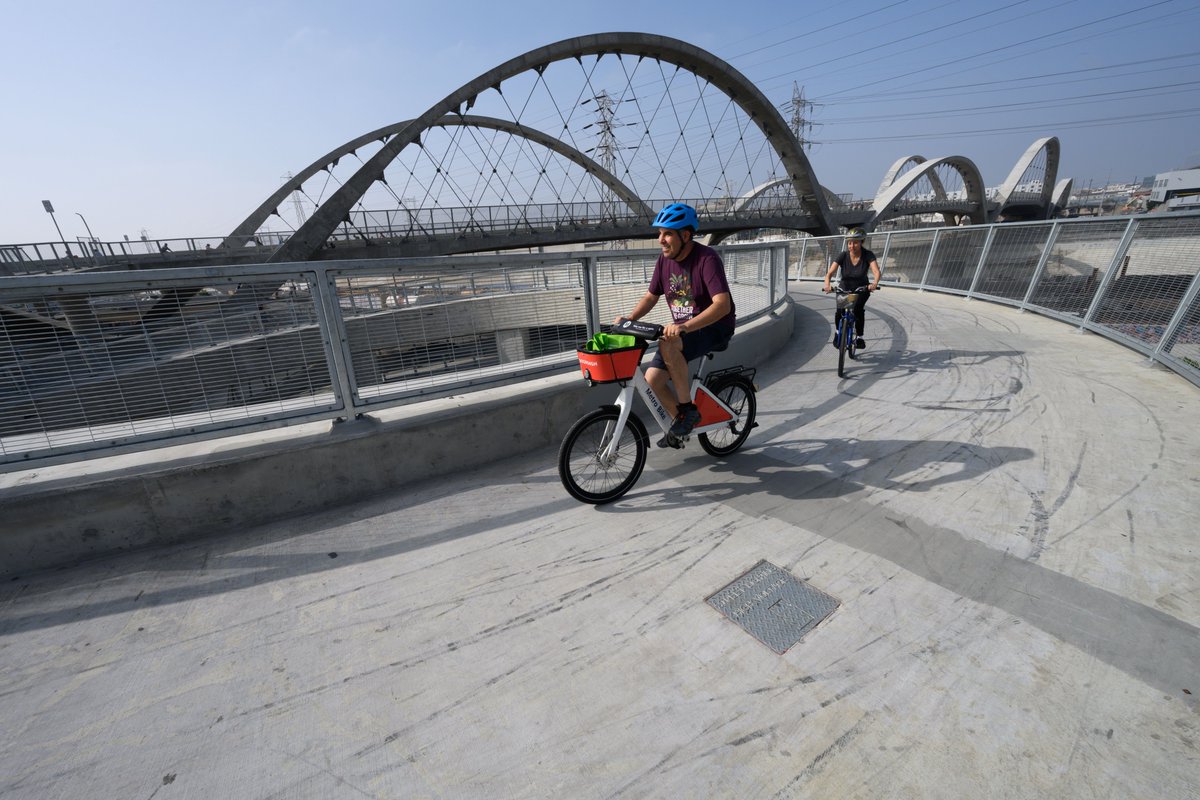 6thStViaduct's tweet photo. Happy #NationalBikeMonth! This month we are taking a trip down the Sixth Street Viaduct to enjoy one of the most beautiful views of the city.  Stop by the Arts District in Downtown LA for some amazing food and art. Stay safe and happy cycling! 🚴🏻‍♀️🚴🏽‍♂️   

Courtesy of Gary Leonard https://t.co/fOjEyrfV5z