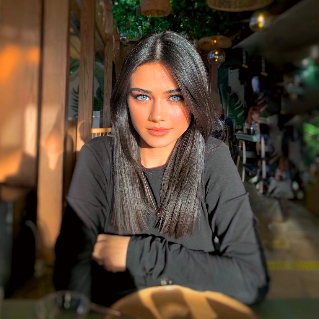 Akşam güneşinin işine karışılmaz. O kime vuracağını bilir 🥰 İyi akşamlar...
