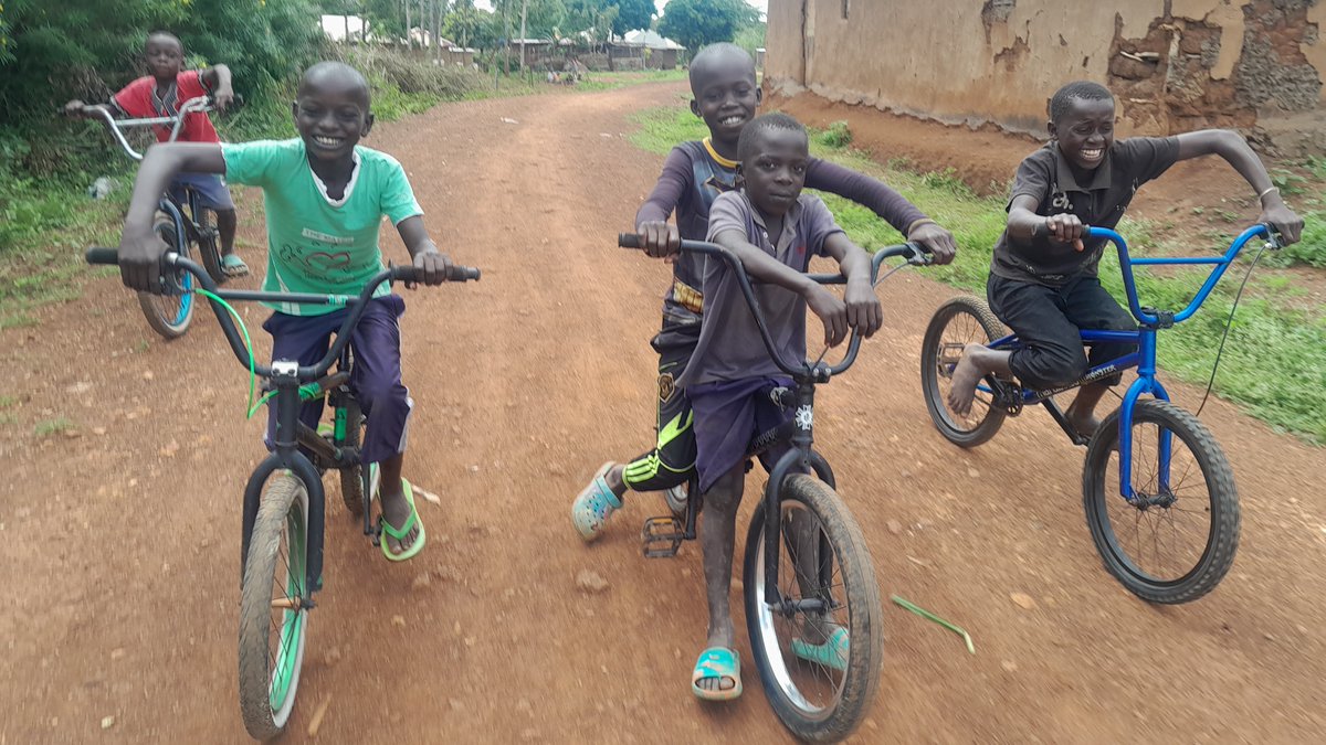Exciting times ahead🚲 
TGF has been busy training young children on bike riding and bike maintenance. Once TGF's field is ready, they have plans to start new training sessions on the tracks. 
💡 Help us continue our goal: abasha.de/support-us/