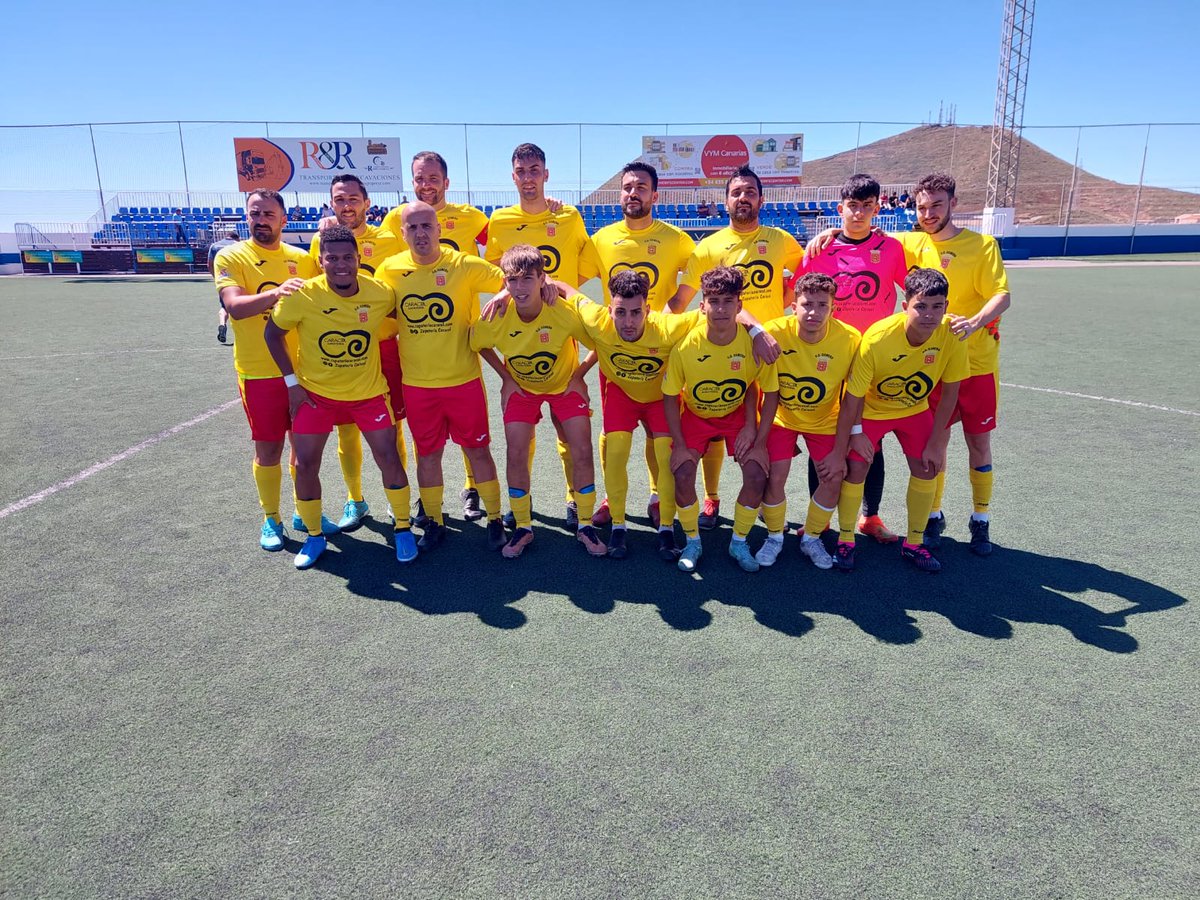 UDGomera1979's tweet photo. En el último desplazamiento, data el pasado domingo, caíamos en el descuento frente al @CDCharcodelPino , por 3 a 2. Lo goles los anotaron Ronald, que debutaba, y @YerayChavez . https://t.co/u6CWnrDNzr