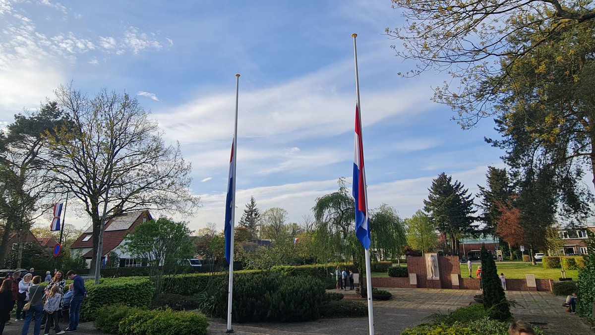 Zo direct dodenherdenking bij het monument voor het Raadhuis