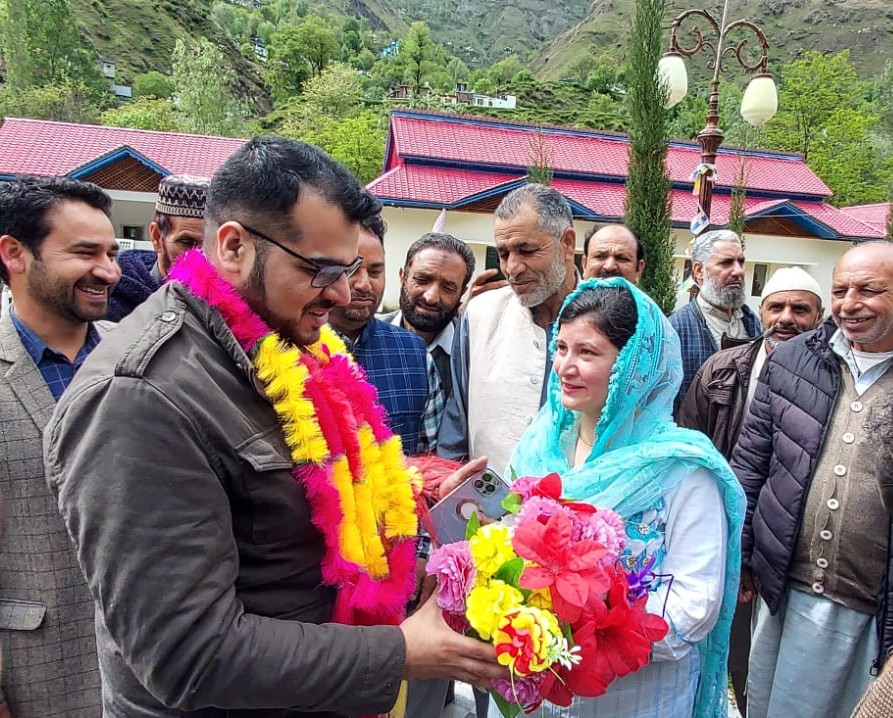 Tahirakhanjk's tweet image. Warm welcome  of DC  Poonch @yasinc_ias
#Peer Ki Gali #Buffliaz # Chandimarh Noor Cafa #interacted with tourists @Divcomjammu @OfficeOfLGJandK @JandKTourism @DICPoonch
