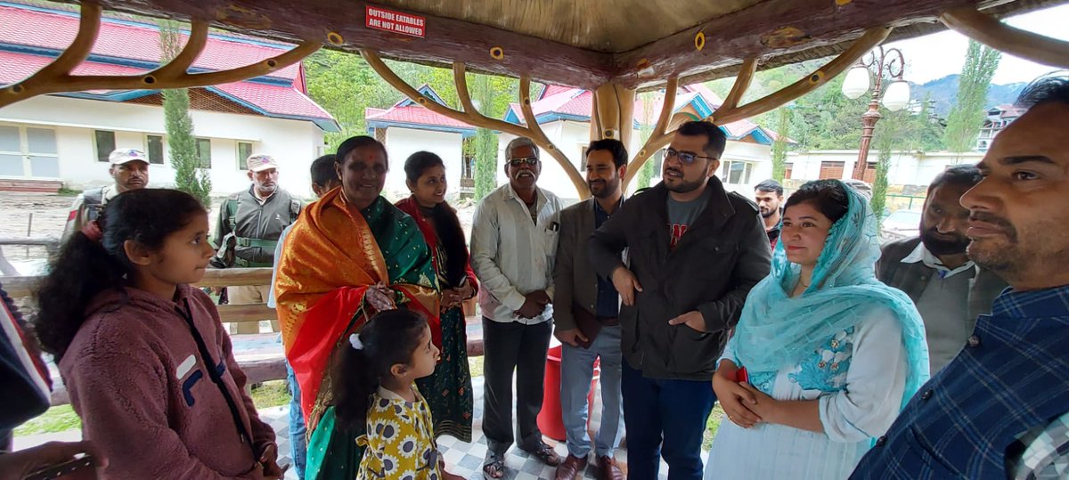 Tahirakhanjk's tweet image. Warm welcome  of DC  Poonch @yasinc_ias
#Peer Ki Gali #Buffliaz # Chandimarh Noor Cafa #interacted with tourists @Divcomjammu @OfficeOfLGJandK @JandKTourism @DICPoonch