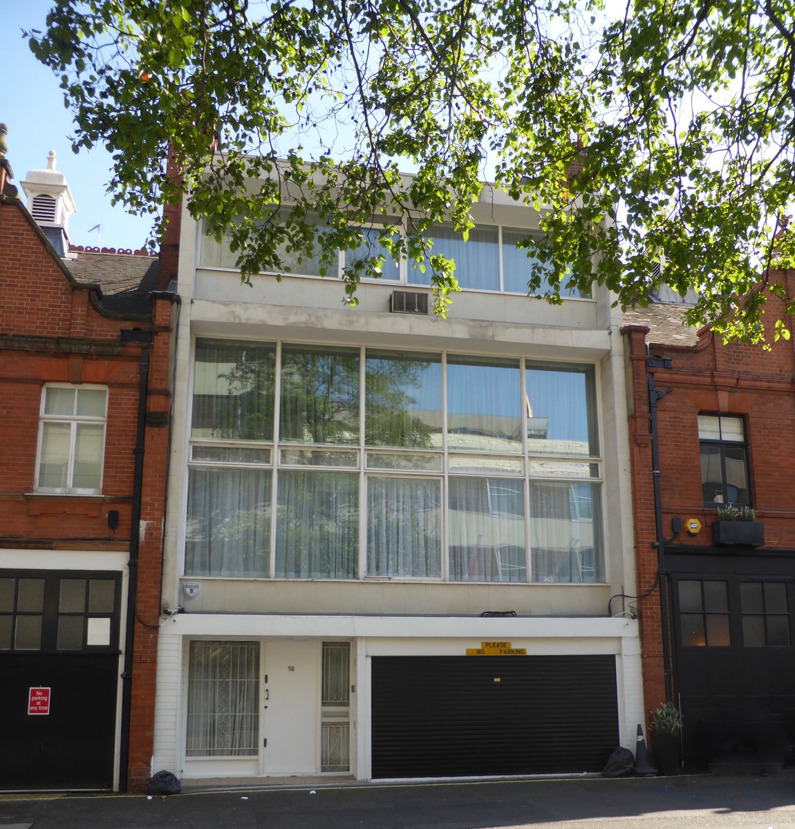 jed_emily_age_6's tweet photo. Just a short walk from Brook Street and behind these grand houses in Grosvenor Square is Adam's Row where Robert Stigwood owned no 16. The Bee Gees were often pictured there on the top floor of the house! #BeeGees #AdamsRow #London https://t.co/7XzB3qDi5R