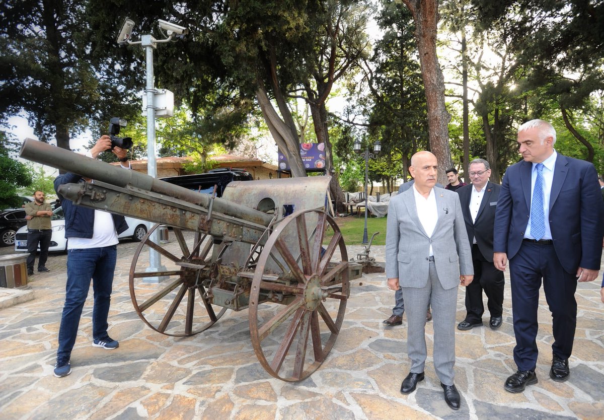 Bakanımız <a href="/VahitKirisci/">Prof.Dr.Vahit Kirişci</a> ile Kahramanmaraş'ta depremin hasar verdiği yapılarda incelemelerde bulunduk.  

🔸Yedi Güzel Adam Edebiyat Müzesi
🔸Tarihî Ulu Camii
🔸Tarihî Kapalı Çarşı
🔸Kahramanmaraş Kalesi

Kültürel ve tarihî yapılarımızı en kısa sürede yeniden ayağa kaldıracağız.