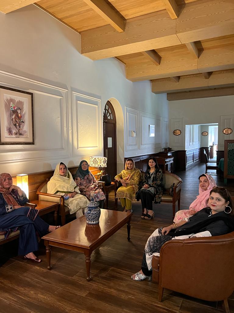 Mrsqureshi10's tweet photo. LubnaQureshi hosted the scheduled monthly GB Meetingุ(Mashal)meeting began wd Talawat-e-Quran,majority of members attended the meeting & talked about our upcoming project on which all members expressed interest & donated 4 the cause.Meeting ended on a very #PositiveNote. https://t.co/xj3Egksksw