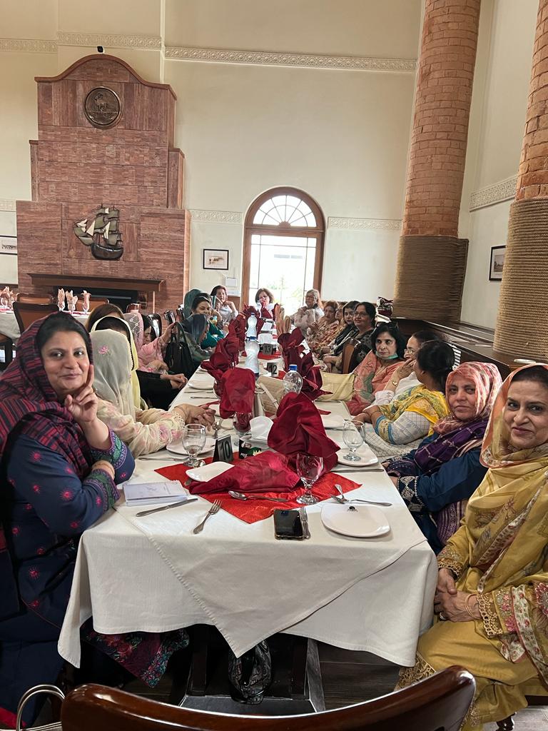 Mrsqureshi10's tweet photo. LubnaQureshi hosted the scheduled monthly GB Meetingุ(Mashal)meeting began wd Talawat-e-Quran,majority of members attended the meeting & talked about our upcoming project on which all members expressed interest & donated 4 the cause.Meeting ended on a very #PositiveNote. https://t.co/xj3Egksksw