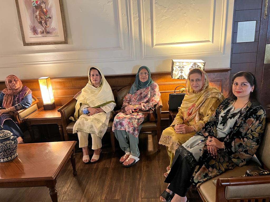 Mrsqureshi10's tweet photo. LubnaQureshi hosted the scheduled monthly GB Meetingุ(Mashal)meeting began wd Talawat-e-Quran,majority of members attended the meeting & talked about our upcoming project on which all members expressed interest & donated 4 the cause.Meeting ended on a very #PositiveNote. https://t.co/xj3Egksksw