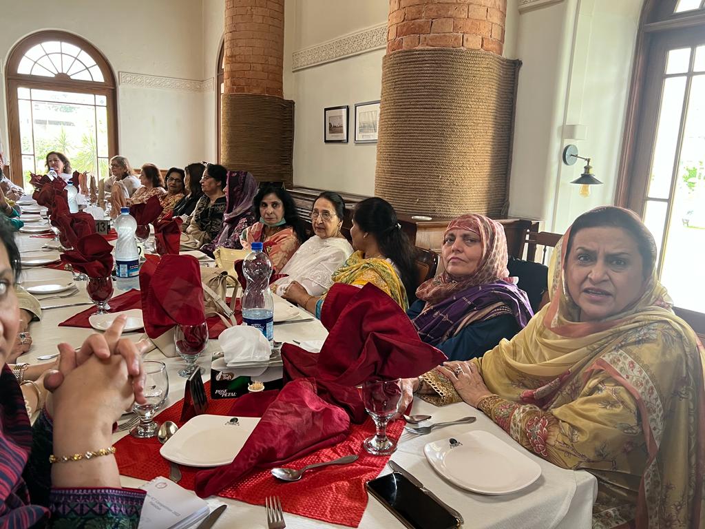 Mrsqureshi10's tweet photo. LubnaQureshi hosted the scheduled monthly GB Meetingุ(Mashal)meeting began wd Talawat-e-Quran,majority of members attended the meeting & talked about our upcoming project on which all members expressed interest & donated 4 the cause.Meeting ended on a very #PositiveNote. https://t.co/xj3Egksksw