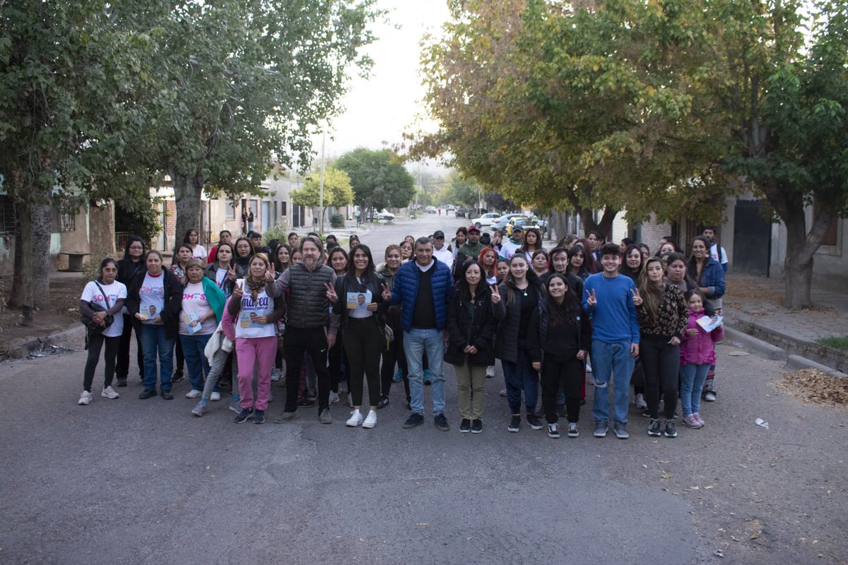 urquizadaniel's tweet photo. Junto a @MartinLorena_ok y candidatas a Concejalas y Legisladores recorrimos las calles de #Panquehua, escuchando inquietudes de vecinos y vecinas.
Gracias compañeras y compañeros del distrito por la organización.
¡Llegó la hora de #VivirBien!
#ElegíFuturo
#ElegíEsperanza 
#502A https://t.co/8pfZvCdioI