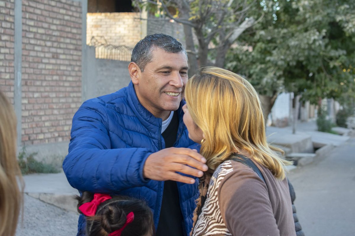 urquizadaniel's tweet photo. Junto a @MartinLorena_ok y candidatas a Concejalas y Legisladores recorrimos las calles de #Panquehua, escuchando inquietudes de vecinos y vecinas.
Gracias compañeras y compañeros del distrito por la organización.
¡Llegó la hora de #VivirBien!
#ElegíFuturo
#ElegíEsperanza 
#502A https://t.co/8pfZvCdioI