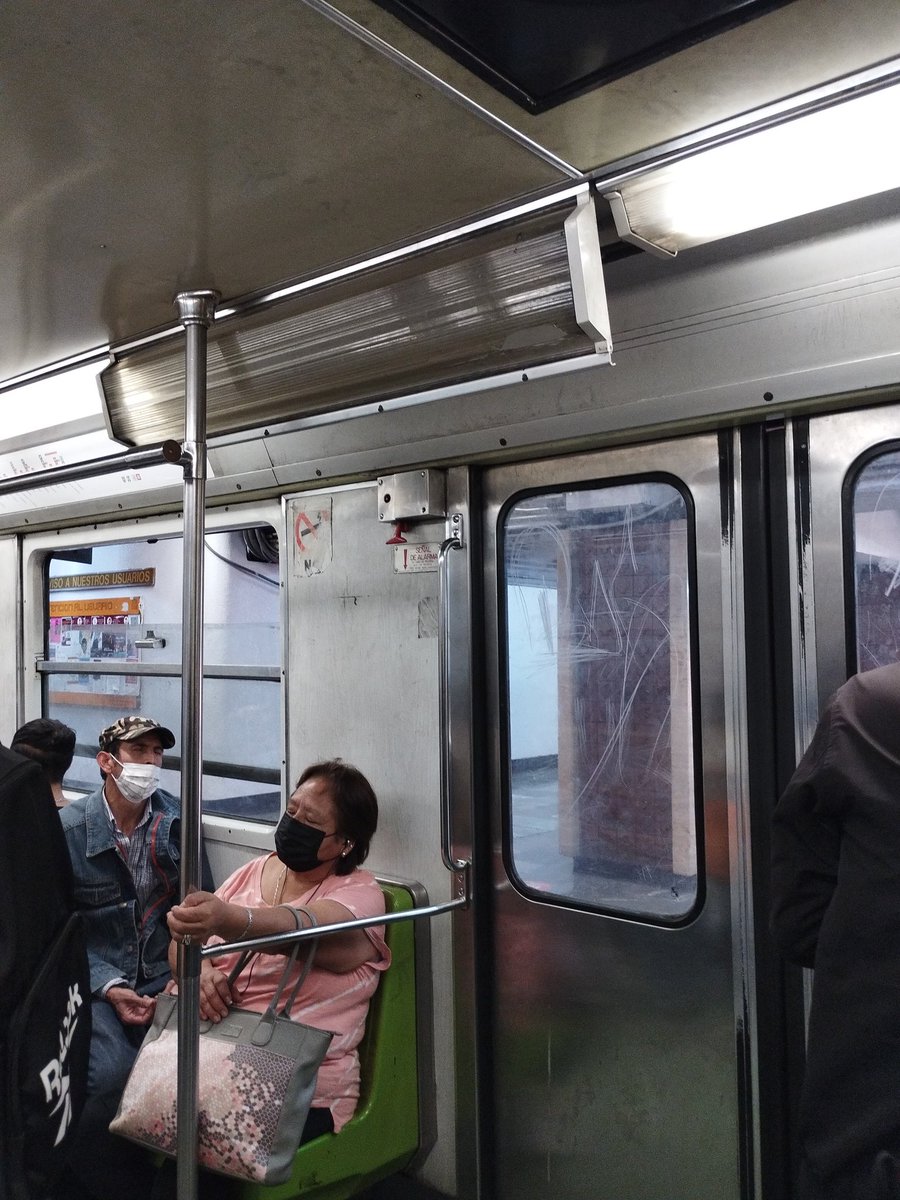FaridShomar's tweet photo. @MetroCDMX @MercadoPagoMex Arregla tus lámparas @MetroCDMX linea 3 vagón N.1425 https://t.co/6hdZNzBYfJ