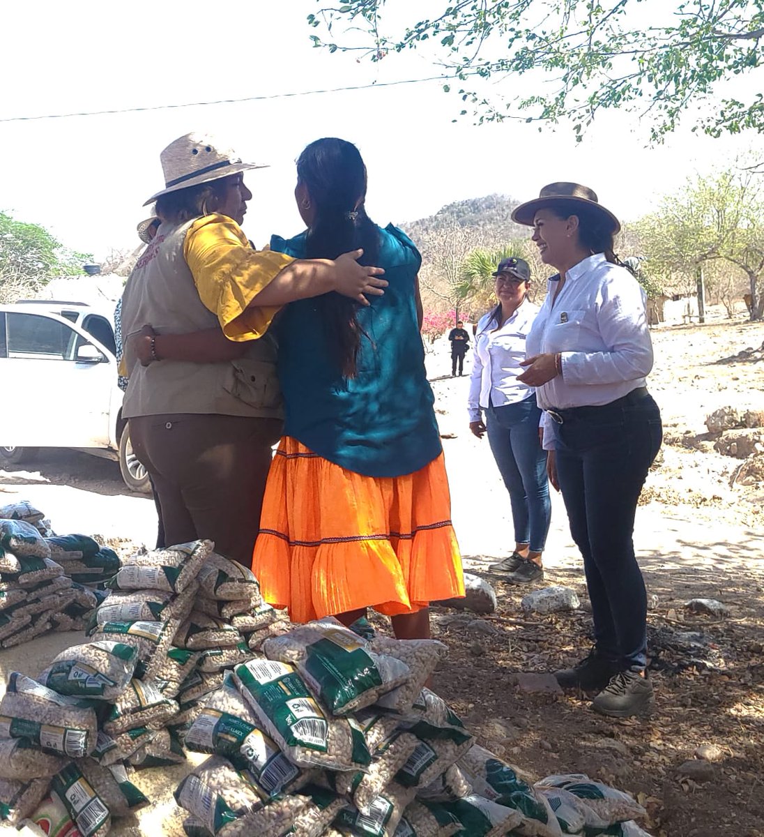mariainesmx's tweet photo. Agradezco la compañía la Presidenta Municipal, Blanca Estela García Sánchez, y el director de #COPACIS, Cresencio Ramírez Sánchez por su trabajo en conjunto para recoger y atender las necesidades de estas familias. https://t.co/yZIFxQgxjW