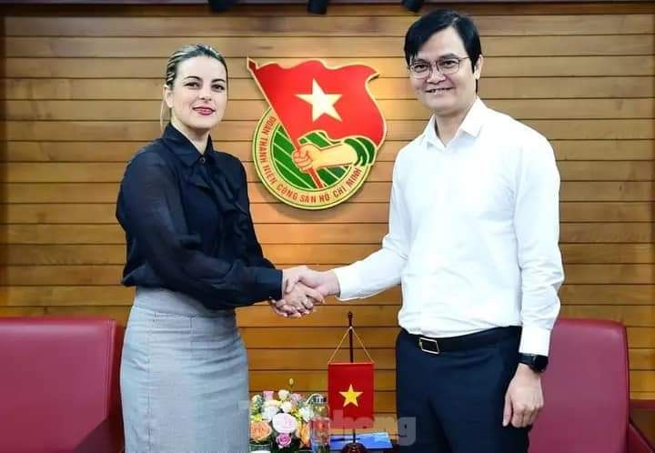 Concluye el recorrido por Asia de la 1ra Secretaria de la <a href="/UJCdeCuba/">UJC de Cuba</a>  como parte de la delegación cubana que encabeza <a href="/DrRobertoMOjeda/">Dr. Roberto Morales Ojeda</a> Miembro del Buró Político y Secretario de Organización del <a href="/PartidoPCC/">Partido Comunista de Cuba</a>
#Cuba🇨🇺 #China 🇨🇳, #Laos 🇱🇦 y #Vietnam 🇻🇳 
#UnaMejorJuventud