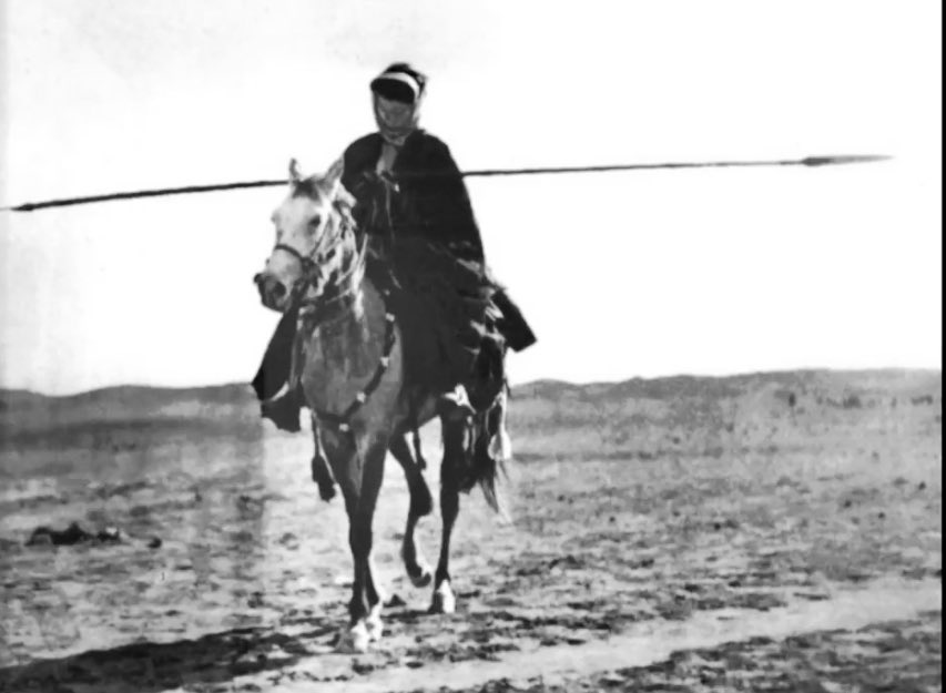Shliweh11's tweet photo. (1)
"اعسر من مطارد خيل الروله" هذه المقولة والتي اصبحت مثلا شهيراً لم تأتي من فراغ بل لها شواهد تثبت مزايا "القوة والأصالة" في خيول قبيلة الروله سأذكر حادثتين لكل منهما…
#الروله https://t.co/F7JjRBuDvI