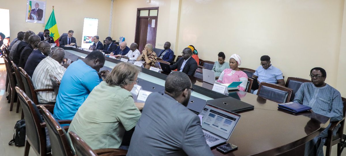 SN_Numerique's tweet photo. Sénégal Numérique a accueilli ce 4 mai le Comité de pilotage du lancement du projet #SenSpatial qui a pour ambition d’accompagner le Sénégal dans la mise en œuvre du Plan National de Géomatique au service de l’écosystème d’innovation dédié à l’usage des données satellitaires. https://t.co/BLYA8F1erZ