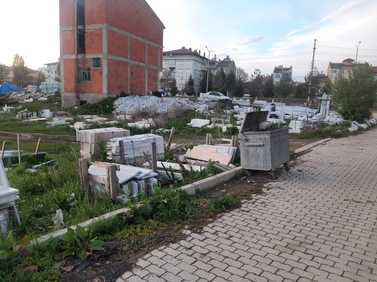 mkemalucr's tweet photo. @csbgovtr @TavsanliBld mahalle arasında bulanan mermer ve inşaat malzemeleri dükkanına izin verilmesi bu çirkin görüntünün sebebi kim ? https://t.co/VzN9f33qAi