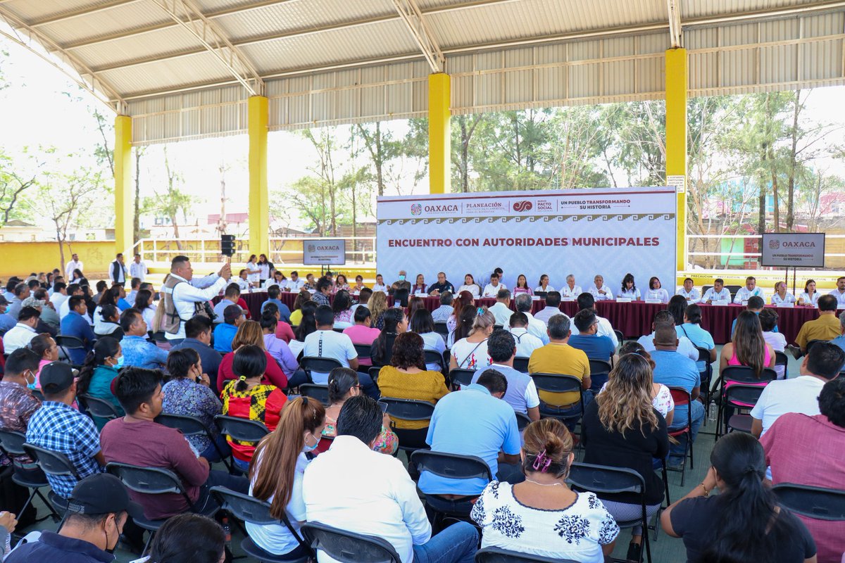 ICAPET_GobOax's tweet photo. Como parte de la atención integral y directa a las comunidades de #Oaxaca, estuvimos presentes en Ocotlán de Morelos en el Encuentro con Autoridades Municipales, encabezado por el gobernador @salomonj, para conocer y atender las necesidades de las y los ediles. https://t.co/WygVTGIFY9