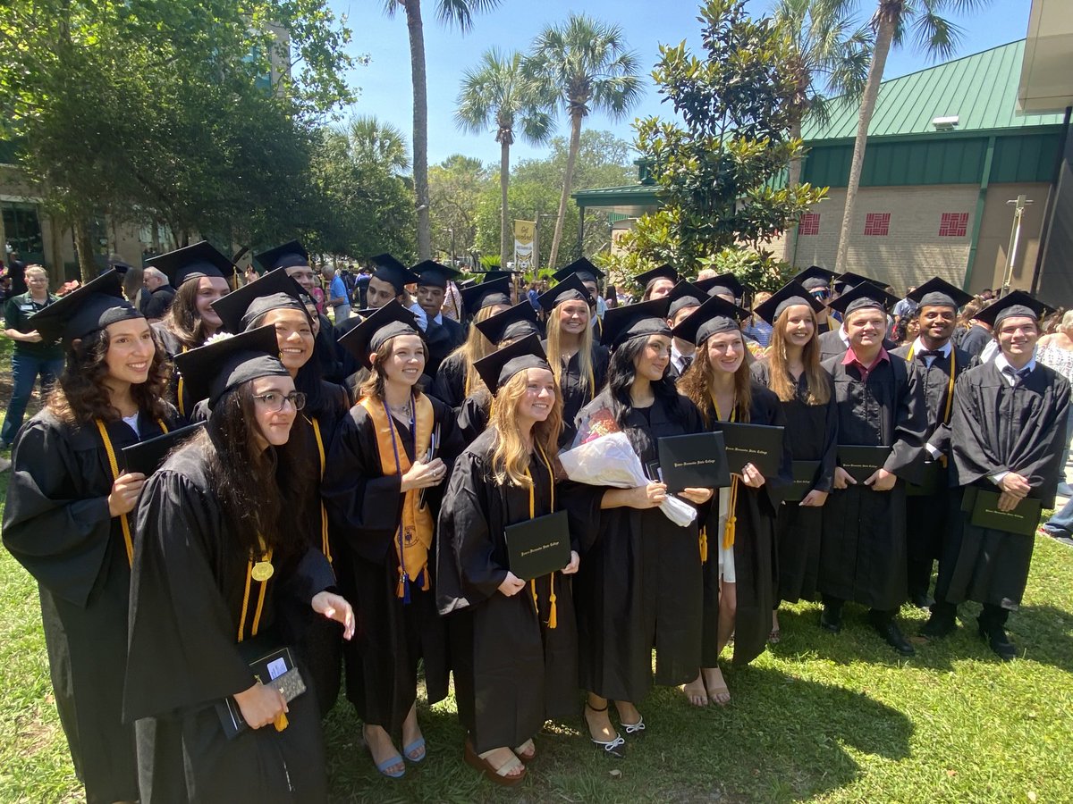 Look at this group of amazing high school students who just graduated with their AA - two weeks before High School.  We are so proud of each and every one of them!  Largest number yet! ⁦<a href="/PHSCedu/">#PHSCedu</a>⁩ ⁦<a href="/pascoschools/">Pasco County Schools</a>⁩ ⁦<a href="/DayspringInfo/">Dayspring Academy</a>⁩ #pascoproud