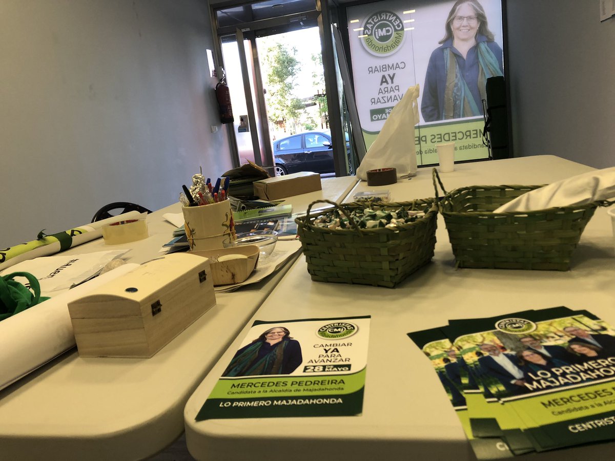 Preparando la campaña en la sede de @CentristasMaj en Colón. Flyers, enaras, caramelos, chapas…todo para llegar a los vecinos de #Majadahonda