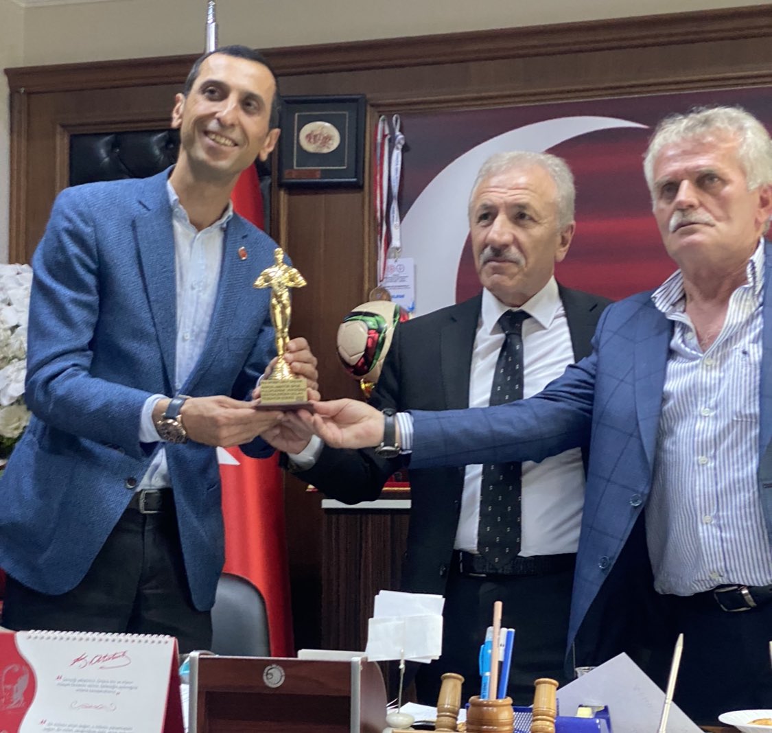 umutdastan29's tweet photo. 25.dönem milletvekili. Eski İstanbul il Gençlik ve spor müdürü. İyi parti Genel Başkan Danışmanı değerli abim Vedat BAYRAM ‘ ın elinden yılın spor adamı ödülünü almak bu seçim dönemi yoğunluğunda yeni bir nefes gibiydi. Layık gören tüm değerlilere sonsuz şükranlarımı sunarım. https://t.co/RPZOyUx4dZ