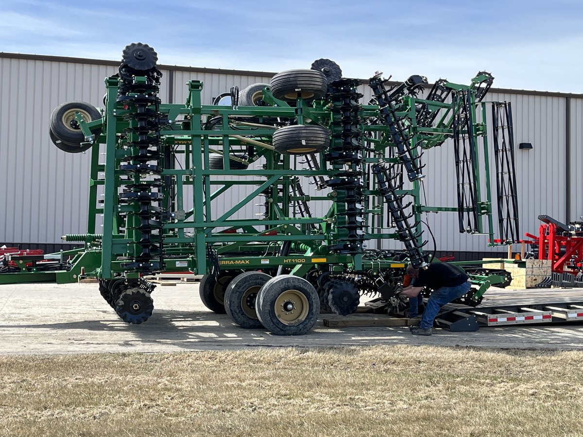 TotalAgInd's tweet photo. Just one of many @GreatPlainsAg machines we've assembled this Spring. This morning a Terra-Max was picked up for a customer. The Terra-Max is fantastic tillage machine for your spring applications! #spring #agriculture #tillage #farming #plantingseason https://t.co/NR9CxAGSOV