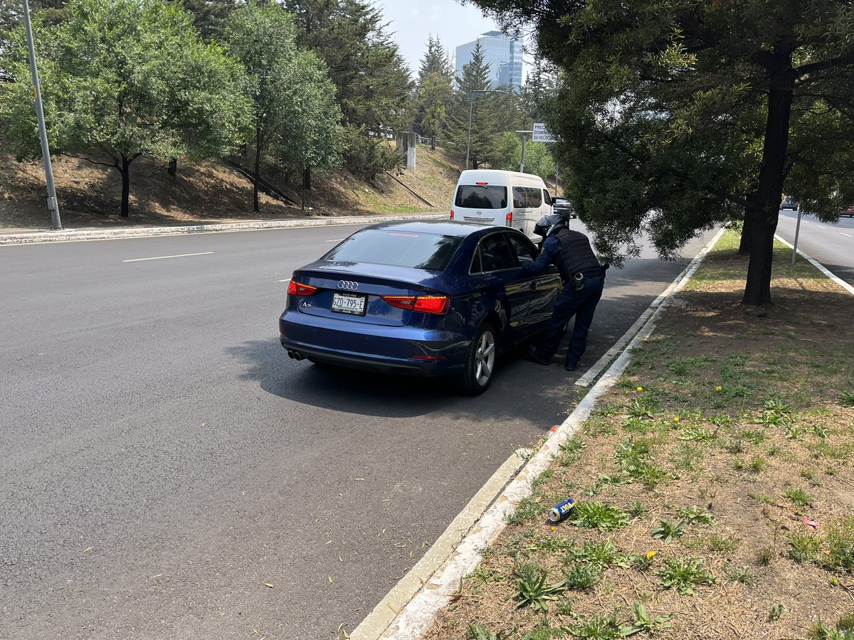 Este policía de <a href="/SSC_CDMX/">SSC CDMX</a> exigió $4,800 a mujer por supuestamente no contar con la verificación CDMX… esto en la zona de cooperativos de Santa Fe

¿Por que <a href="/OHarfuch/">Omar H Garcia Harfuch</a> elemento <a href="/SSC_CDMX/">SSC CDMX</a> usurpa funcione de un Transito o de <a href="/SEDEMA_CDMX/">Secretaría del Medio Ambiente</a> ?

#AsuntosInternos esta en glorieta Sams