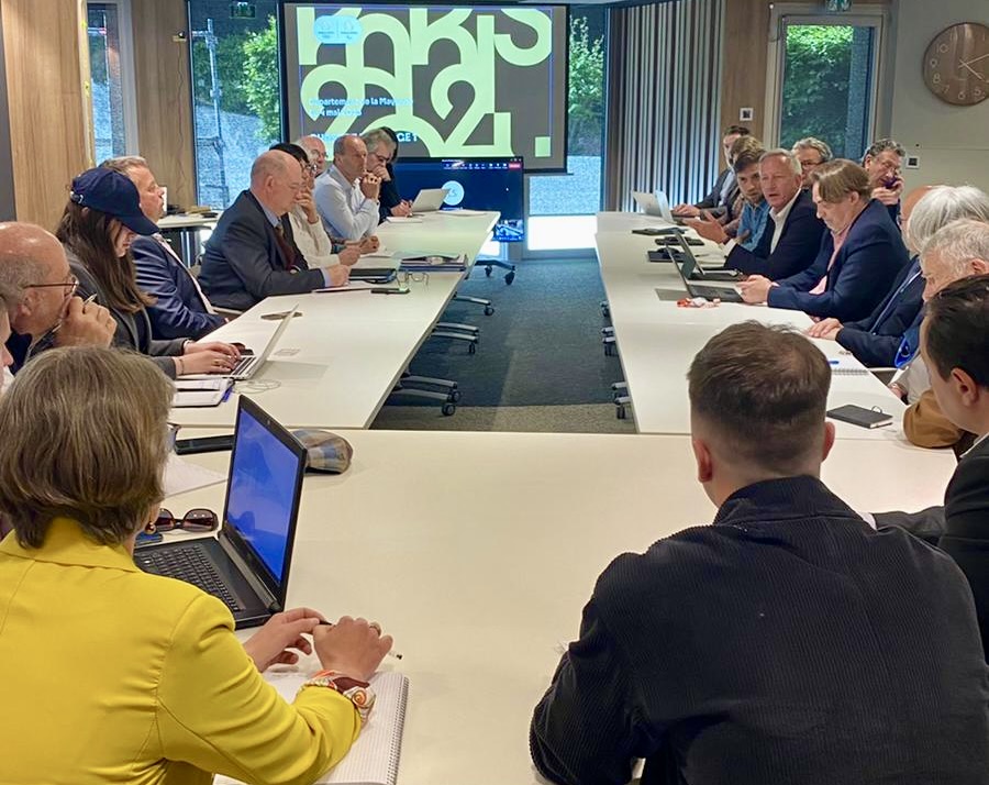 lamayenne's tweet photo. [#PARIS2024] 🔥 Accueil du responsable du parcours Relai de la Flamme 2024 au Conseil départemental de la #Mayenne lors d'une réunion plénière avec les représentants des 7 #collectivités traversées. #Paris20244

____
#Sport #TerreDeJeux2024 https://t.co/0QLfuOJHjd