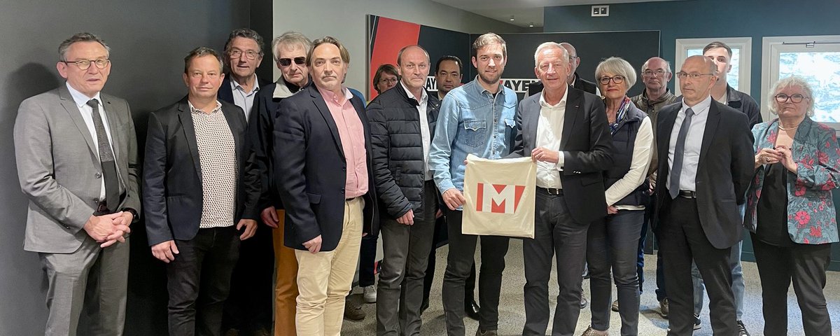 lamayenne's tweet photo. [#PARIS2024] 🔥 Accueil du responsable du parcours Relai de la Flamme 2024 au Conseil départemental de la #Mayenne lors d'une réunion plénière avec les représentants des 7 #collectivités traversées. #Paris20244

____
#Sport #TerreDeJeux2024 https://t.co/0QLfuOJHjd