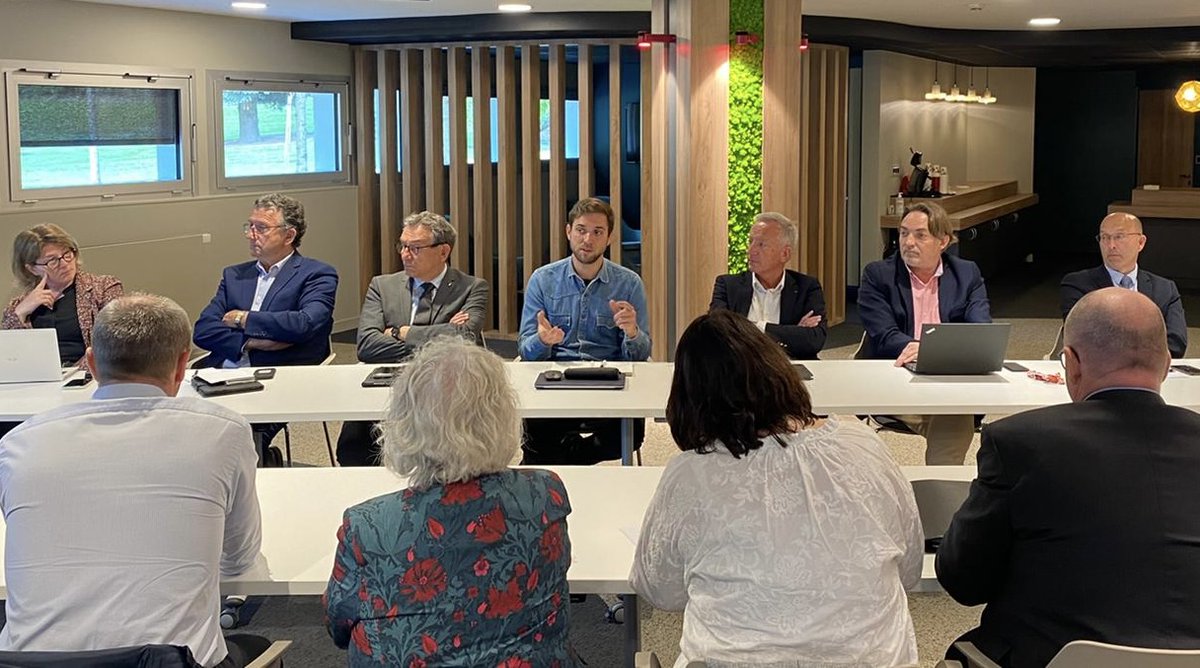 lamayenne's tweet photo. [#PARIS2024] 🔥 Accueil du responsable du parcours Relai de la Flamme 2024 au Conseil départemental de la #Mayenne lors d'une réunion plénière avec les représentants des 7 #collectivités traversées. #Paris20244

____
#Sport #TerreDeJeux2024 https://t.co/0QLfuOJHjd