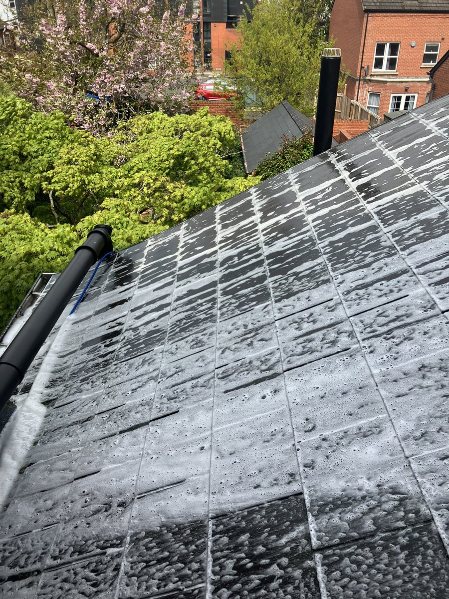 GutterNi's tweet photo. More roof cleaning loveliness 😊 #belfasthour https://t.co/coWT2p8m7y