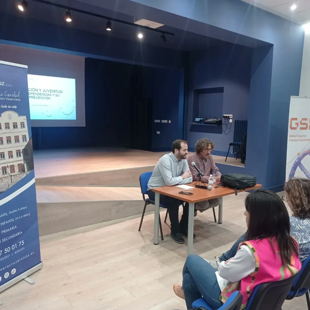 CiudadEducacion's tweet photo. Elías Tristán cierra el I foro de Educación y Familia "la #familia, el #barrio, el #colegio y la #sociedad EDUCAN". Excelentes pinceladas y consejos para #acertar en la #Educacion. Gracias @veracruzaranda @GSK #ampas y @aranda_megusta https://t.co/jaFBSbR9uH