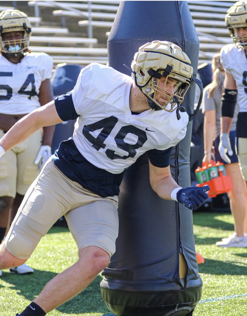 GridironImports's tweet photo. Awesome look at @040Bruno putting on work for the @ZipsFB in spring practice 

@HamburgHuskies @BjoernWerner @GIfootballChris @ImmoOsterkamp @SSCFBCoach https://t.co/04X8Hm5Zg1