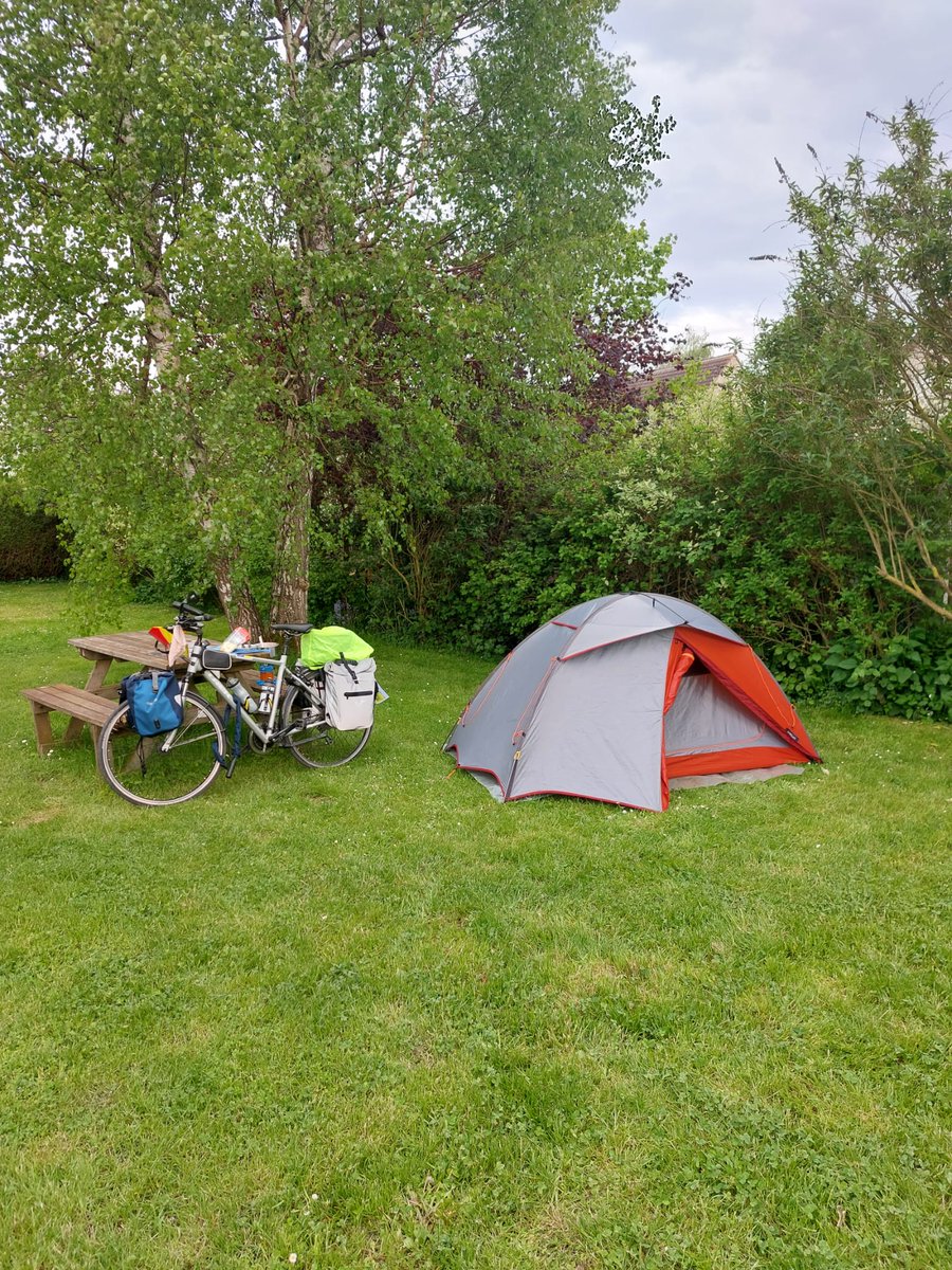 CattoirJohn's tweet photo. #Compostella 
Vandaag is mijn broer in St-quentin aangekomen. Heeft een moeilijke rit gehad door tegenwind en klimmen.
Maar is blij dat hij al zover zit.
Nu eten en steaks weer vroeg slapen. https://t.co/N7Oe5nIVz8