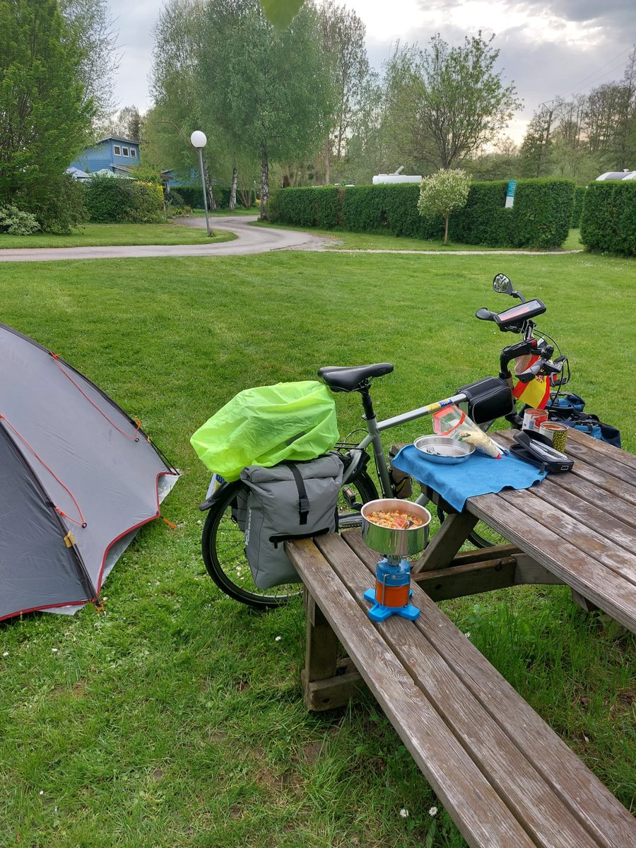 CattoirJohn's tweet photo. #Compostella 
Vandaag is mijn broer in St-quentin aangekomen. Heeft een moeilijke rit gehad door tegenwind en klimmen.
Maar is blij dat hij al zover zit.
Nu eten en steaks weer vroeg slapen. https://t.co/N7Oe5nIVz8