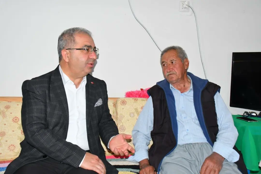 mhpcamliyayla's tweet photo. İlçe Başkan yardımcımız Sn.Alican Akkuyu Çamlıyayla Belediye Başkanımız Sn.İsmail Tepebağlı ilçemiz Çamlıyayla'da #Cumhurittifakının zaferi için Sebil Mahallemizden Sn.Ali Dönmez'i hanesinde ziyarette bulunup sohbette bulundular.
#AdayBelli
#KararNet
#BiroyErdoğana
#BiroyMHP https://t.co/qanNFzcdYp