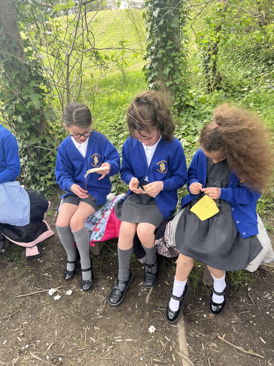 A wonderful day in #teamhawthorn started with a walk to the library, then an engaging session with <a href="/RappamanDC/">Donavan Christopher</a> and this afternoon some sewing in the woods -#SJKdt #SJKart #SJKoutdoorlearning #SJKreading <a href="/ChristiGabbitas/">Christina Gabbitas</a>