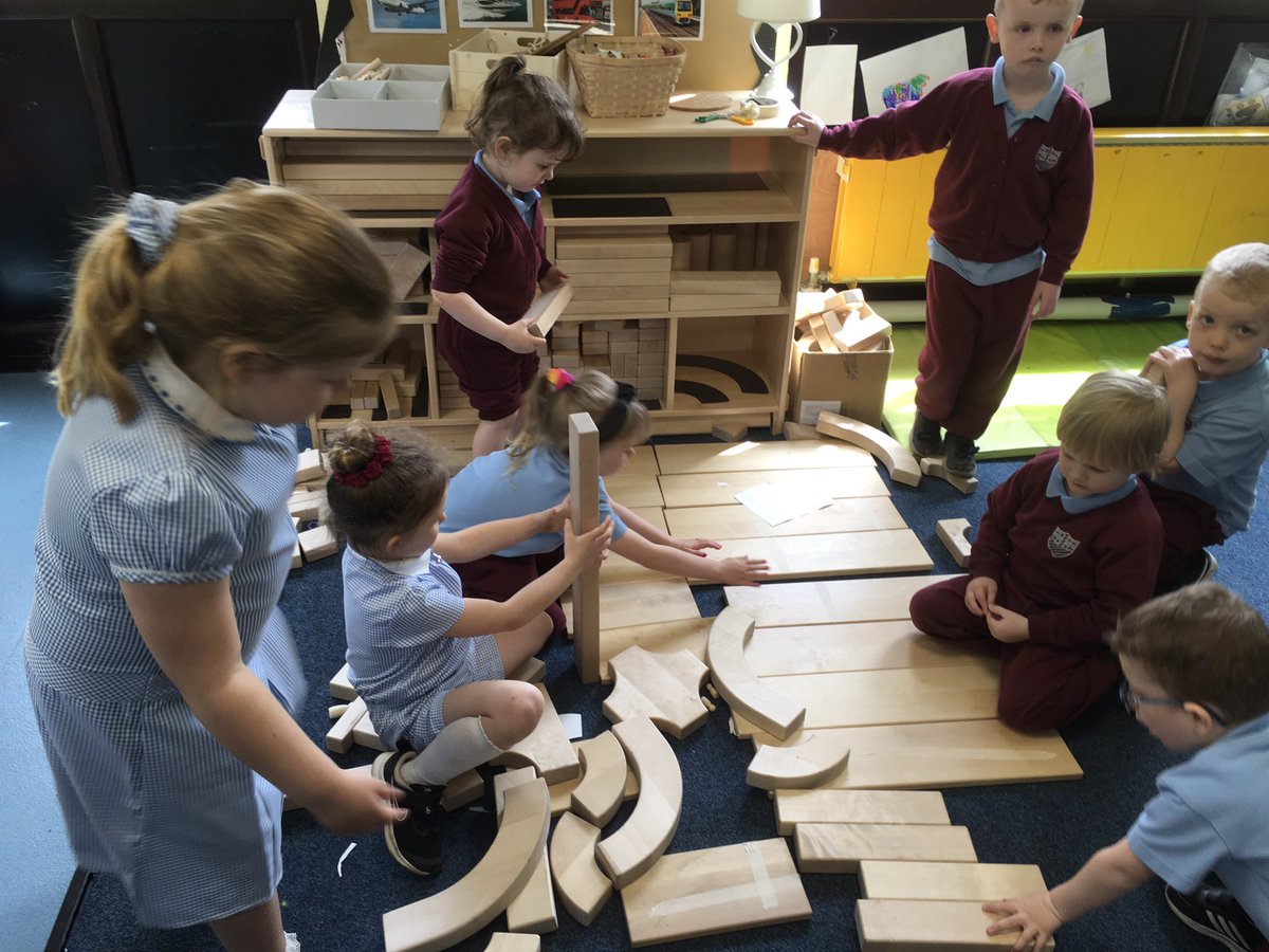 MrsPBHPS's tweet photo. #receptionbhps @BeaufortHillPri have been working together to build a palace fit for a Kingπ€΄π¬π§#coronation https://t.co/bgBHa1QN4b