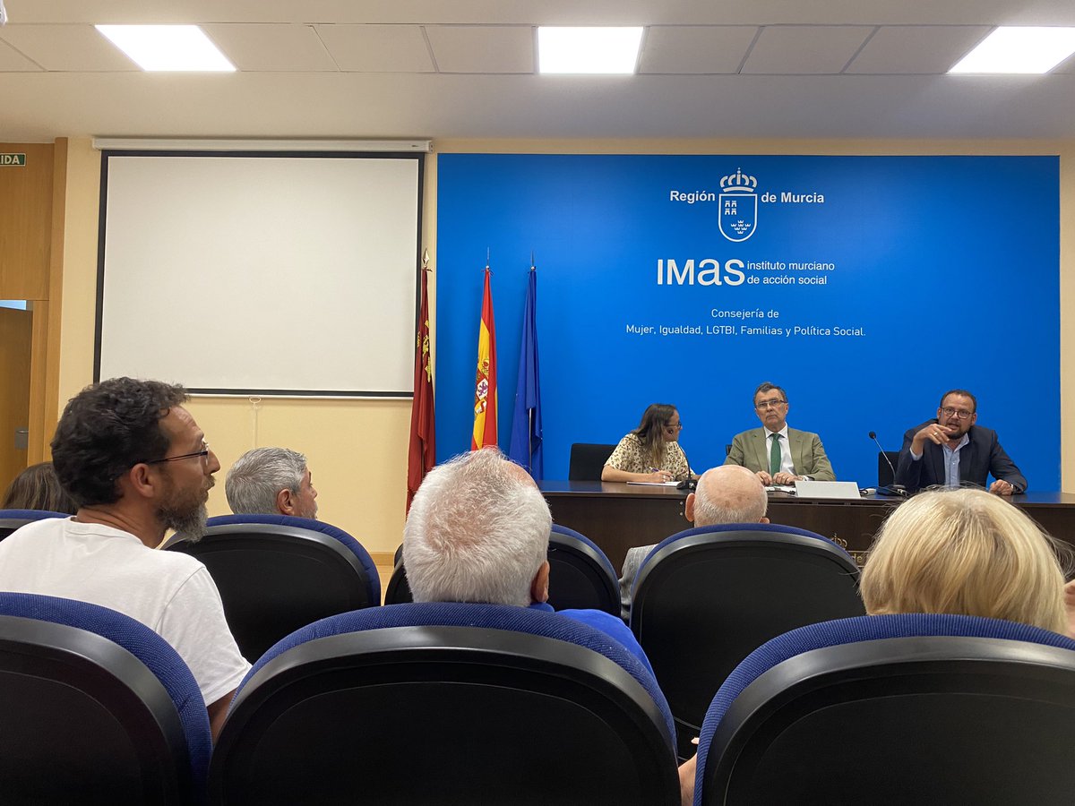 pp_gracia's tweet photo. Escuchando las propuestas de los vecinos #MurciaImpulsa https://t.co/GsxBb65lvR