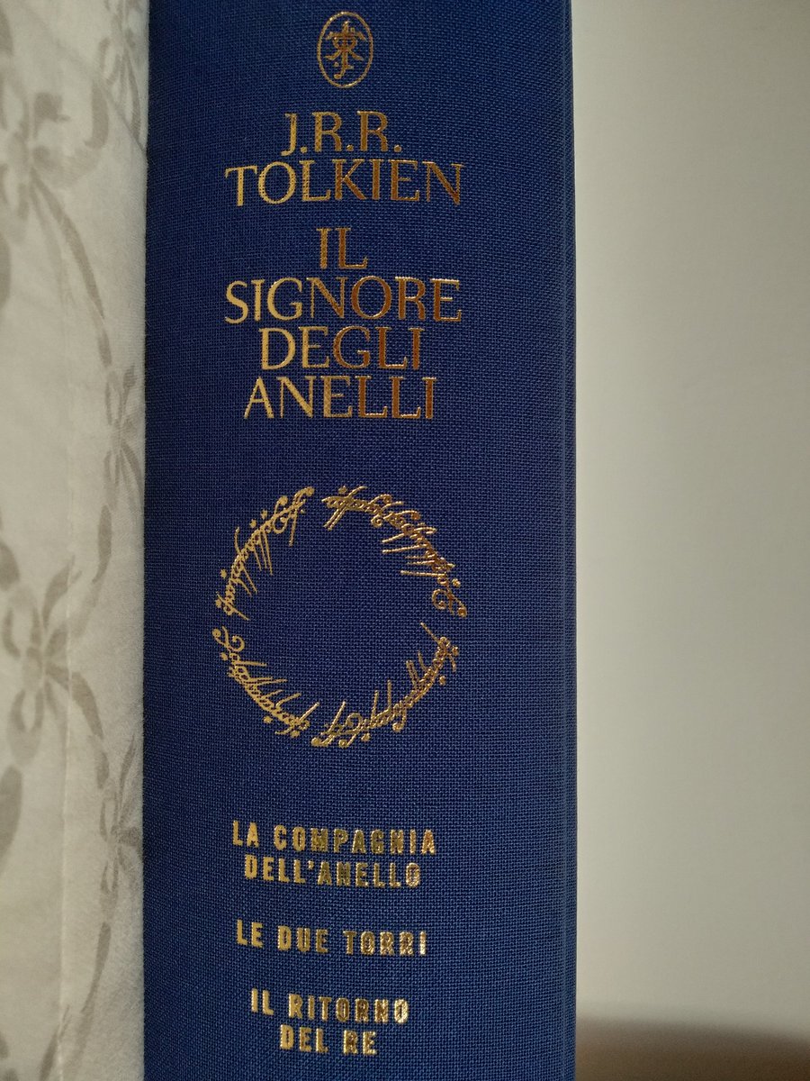 TheBestBookIta's tweet photo. Con grandissimo piacere, adesso posso aggiungere questo pezzo da  collezione alla mia libreria.
Il signore degli Anelli - J.R.R. Tolkien. Trilogia completa, tradotto da Ottavio Fatica, illustrato da Alan Lee e edito @libribompiani https://t.co/qdJ3fmcXoq
