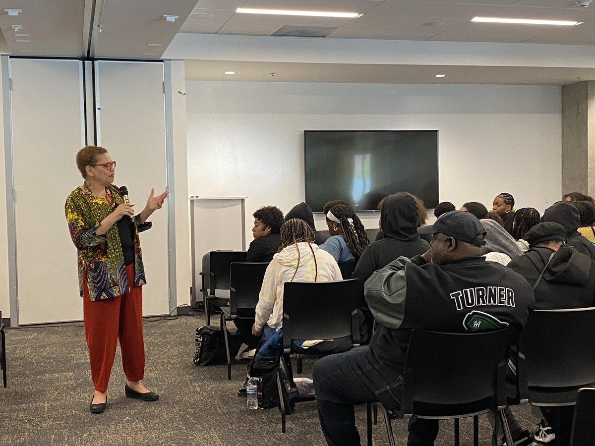 Dean Julianne Malveaux invoking the Spirit of Mary Turner to 120 Black high school students visiting @panafricans @CalStateLA. “You are the antidote to white-supremacy.” -@drjlastword