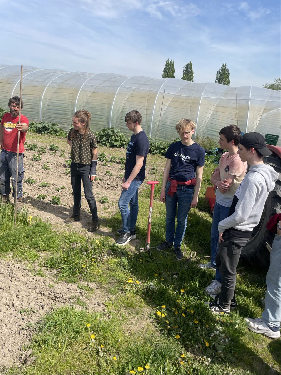 BAPitzemburg's tweet image. Vandaag trokken leerlingen van het 4de jaar, zowel uit het reguliere als uit het buitengewoon onderwijs, samen naar een bioboer in Zemst. Het was een mooie samenwerking  en voor herhaling vatbaar. Volgend schooljaar meer van dat. @GO_onderwijs 
#helemaalGO @StadMechelen #SDG4
