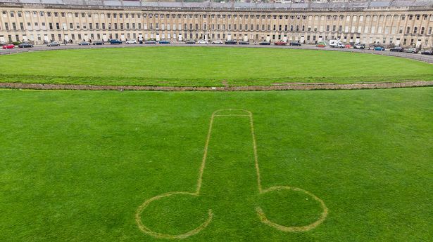MyArrse's tweet photo. Crop Circles have mysteriously appeared on the garden of the exclusive Royal Crescent in Bath, they say it's a symbol to mark the coronation. https://t.co/uXhWYYW17b